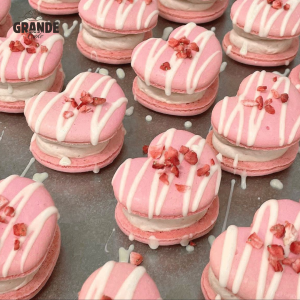 Alternative view of Macaron Dâu Tây