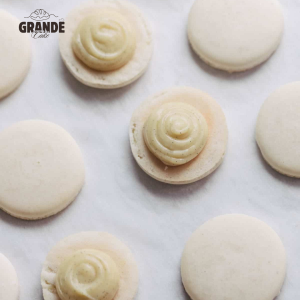 Alternative view of Macaron Vani Kem Sữa